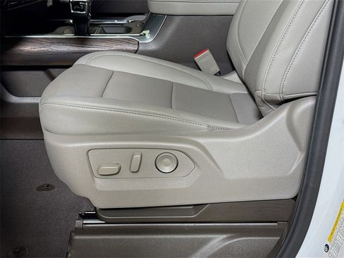 New 2026 GMC Sierra 1500 SLT image 17