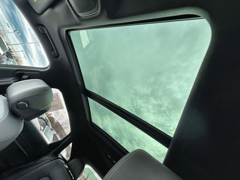 Used 2024 Audi Q8 e-tron Premium Plus image 23