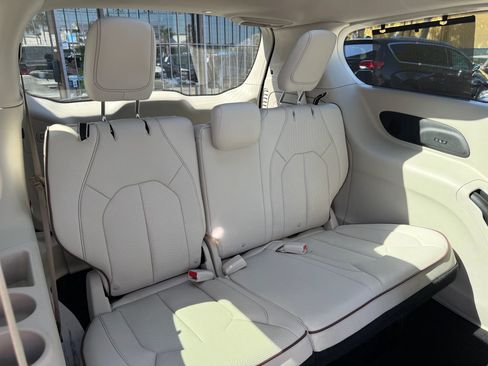 Used 2019 Chrysler Pacifica Limited w/ Tire & Wheel Group image 18