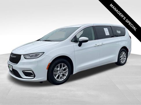 Used 2023 Chrysler Pacifica Touring-L FWD image 3