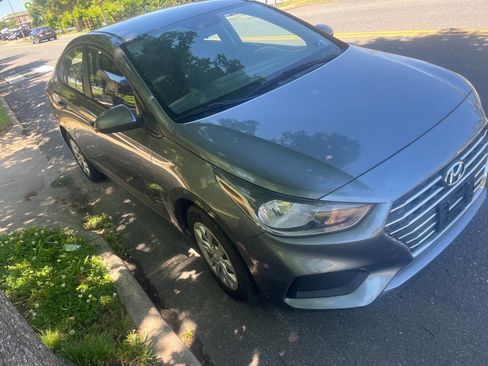 Used 2019 Hyundai Accent SE FWD image 2