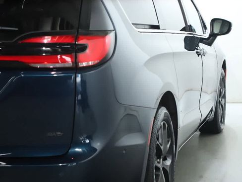 Used 2023 Chrysler Pacifica Touring-L w/ Uconnect Theater Family Group AWD/4WD image 47