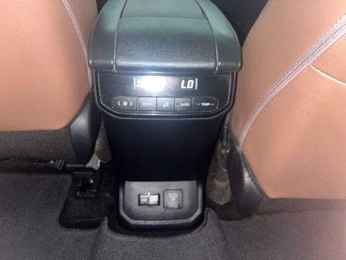 Used 2025 Toyota Highlander Limited AWD/4WD image 30