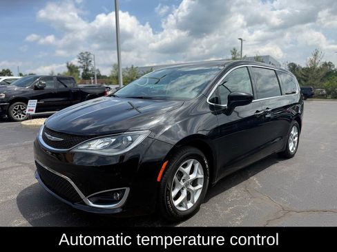 Used 2018 Chrysler Pacifica Touring Plus w/ Tire & Wheel Group FWD image 8