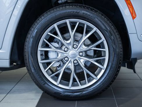 Used 2024 Jeep Grand Cherokee Summit AWD/4WD image 18