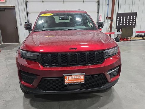 Used 2024 Jeep Grand Cherokee Altitude image 7