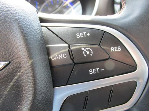 Used 2017 Chrysler Pacifica Touring-L FWD image 16
