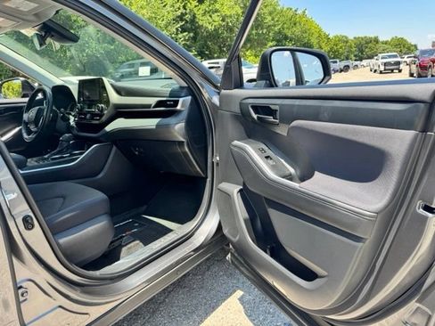 Used 2023 Toyota Highlander LE FWD image 16