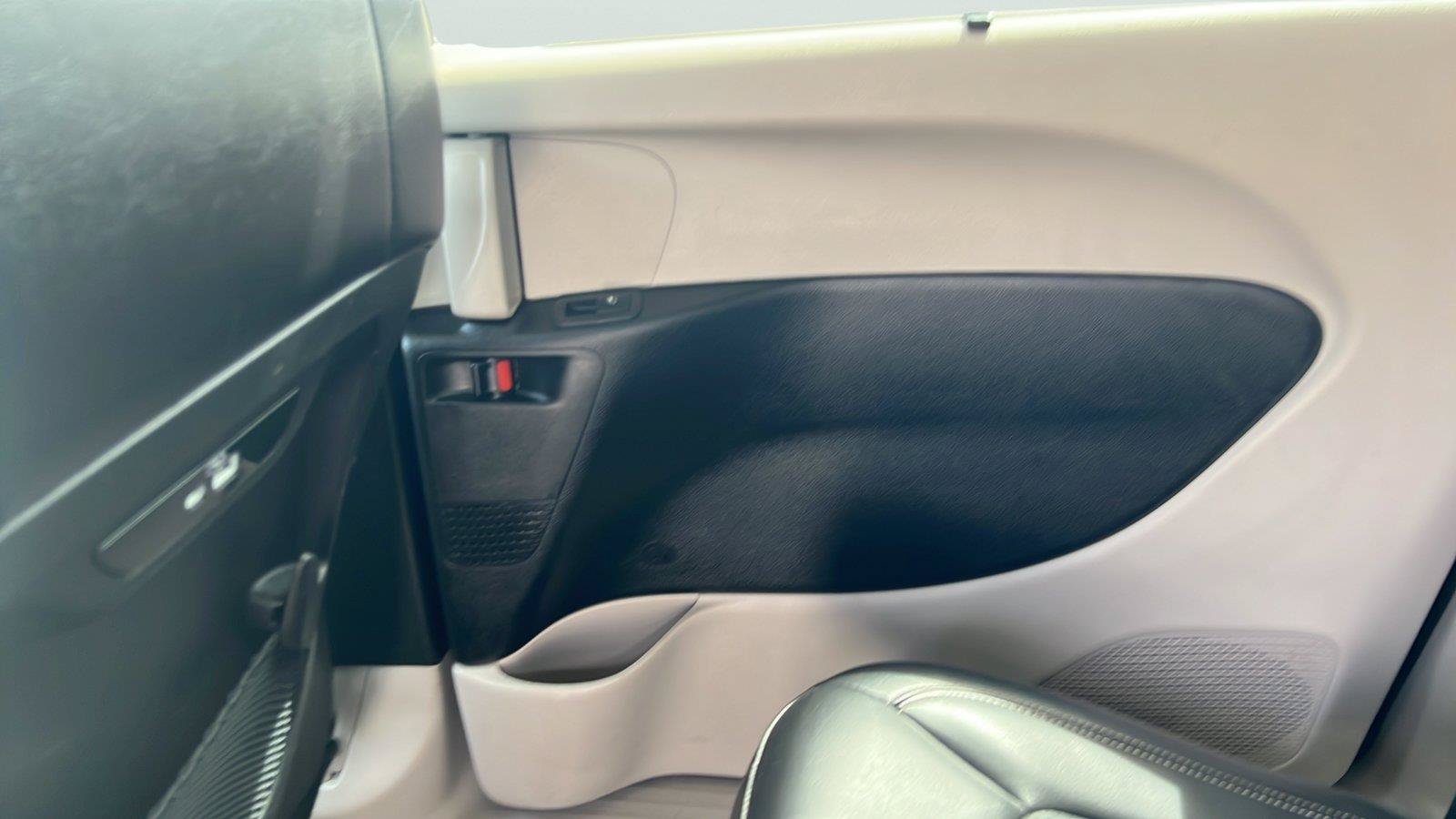 Used 2023 Chrysler Pacifica Touring-L FWD image 13