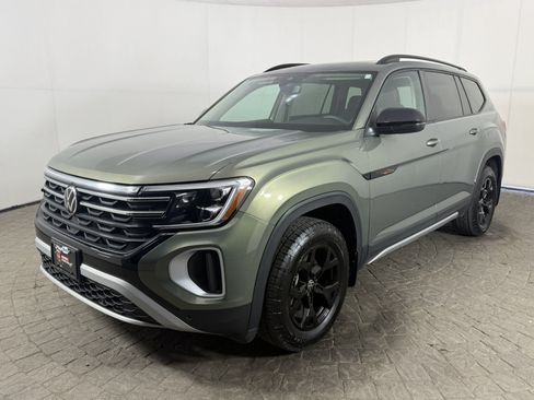 Used 2025 Volkswagen Atlas Peak Edition SE AWD/4WD image 3