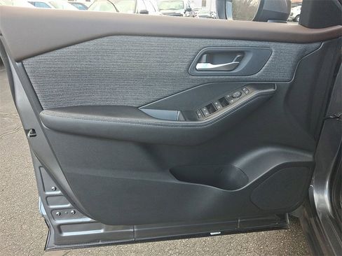 Used 2023 Nissan Rogue SV image 12