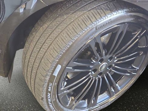 Certified 2025 Land Rover Range Rover Long Wheelbase SE AWD/4WD image 35