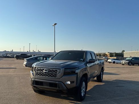 Certified 2022 Nissan Frontier SV w/ Technology Package AWD/4WD image 8