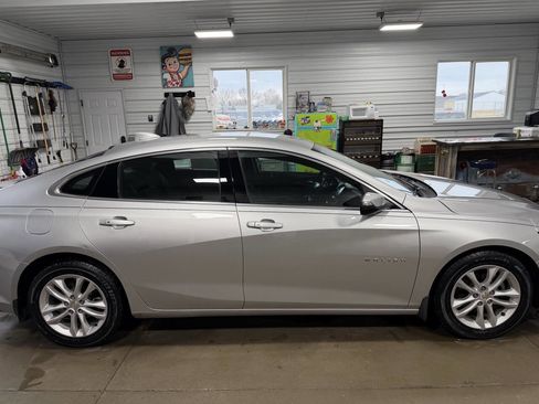 Used 2017 Chevrolet Malibu LT image 3