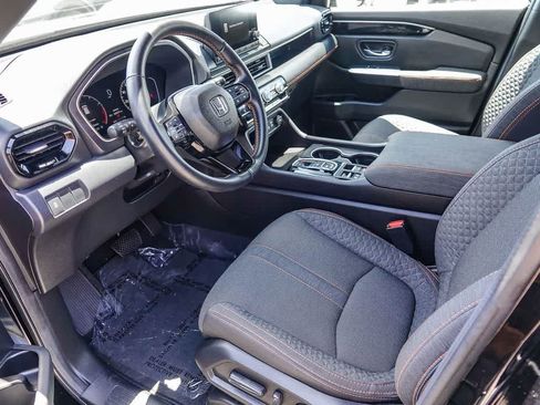 Used 2025 Honda Pilot Sport image 16
