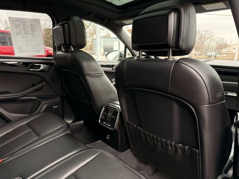 Used 2022 Porsche Macan Base image 33