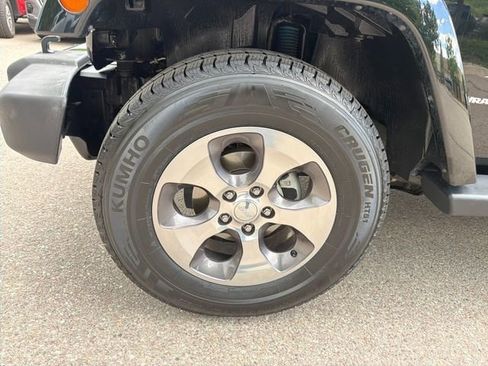 Used 2018 Jeep Wrangler Sahara w/ Connectivity Group AWD/4WD image 26