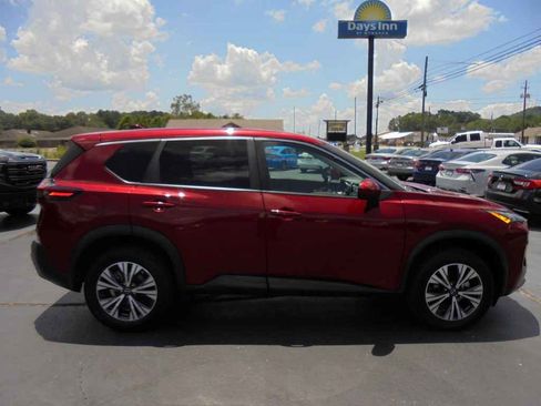 Used 2023 Nissan Rogue SV image 2