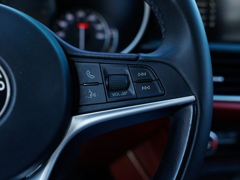 Used 2018 Alfa Romeo Stelvio AWD image 33