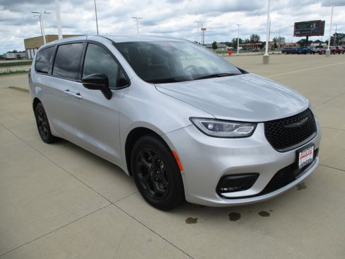 Used 2024 Chrysler Pacifica Limited FWD image 9