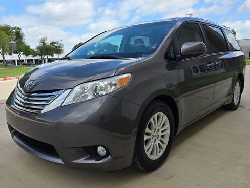 Used 2013 Toyota Sienna XLE FWD image 5