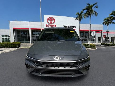 Used 2024 Hyundai Elantra SE FWD image 2