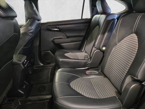 Used 2023 Toyota Highlander XSE FWD image 16