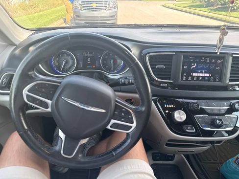 Used 2020 Chrysler Pacifica Touring-L FWD image 7