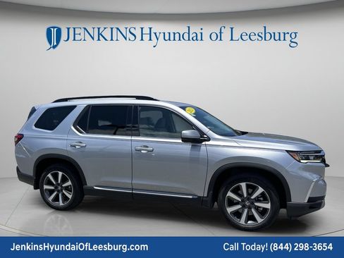 Used 2023 Honda Pilot Touring image 2