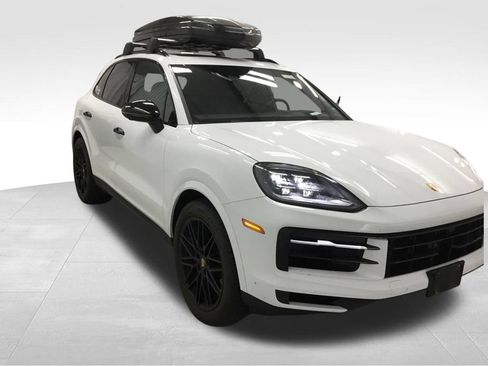 Used 2024 Porsche Cayenne AWD/4WD image 3