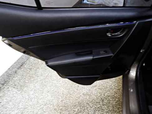 Used 2018 Toyota Corolla SE w/ SE Premium Package FWD image 9