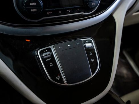 Used 2020 Mercedes-Benz Metris Passenger image 42