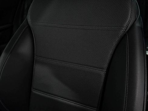 Used 2025 Mercedes-Benz GLC 300 4MATIC image 28