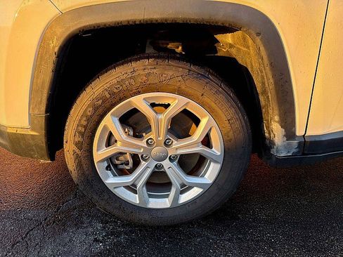 Used 2024 Jeep Compass Latitude image 14