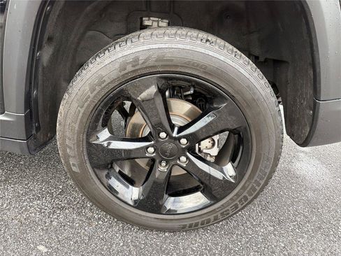 Used 2024 Jeep Grand Cherokee Laredo AWD/4WD image 19