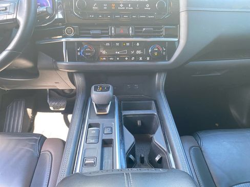 Used 2023 Nissan Pathfinder Platinum FWD image 11