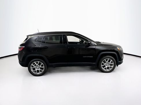 Used 2023 Jeep Compass Latitude w/ Sun and Sound Group AWD/4WD image 4