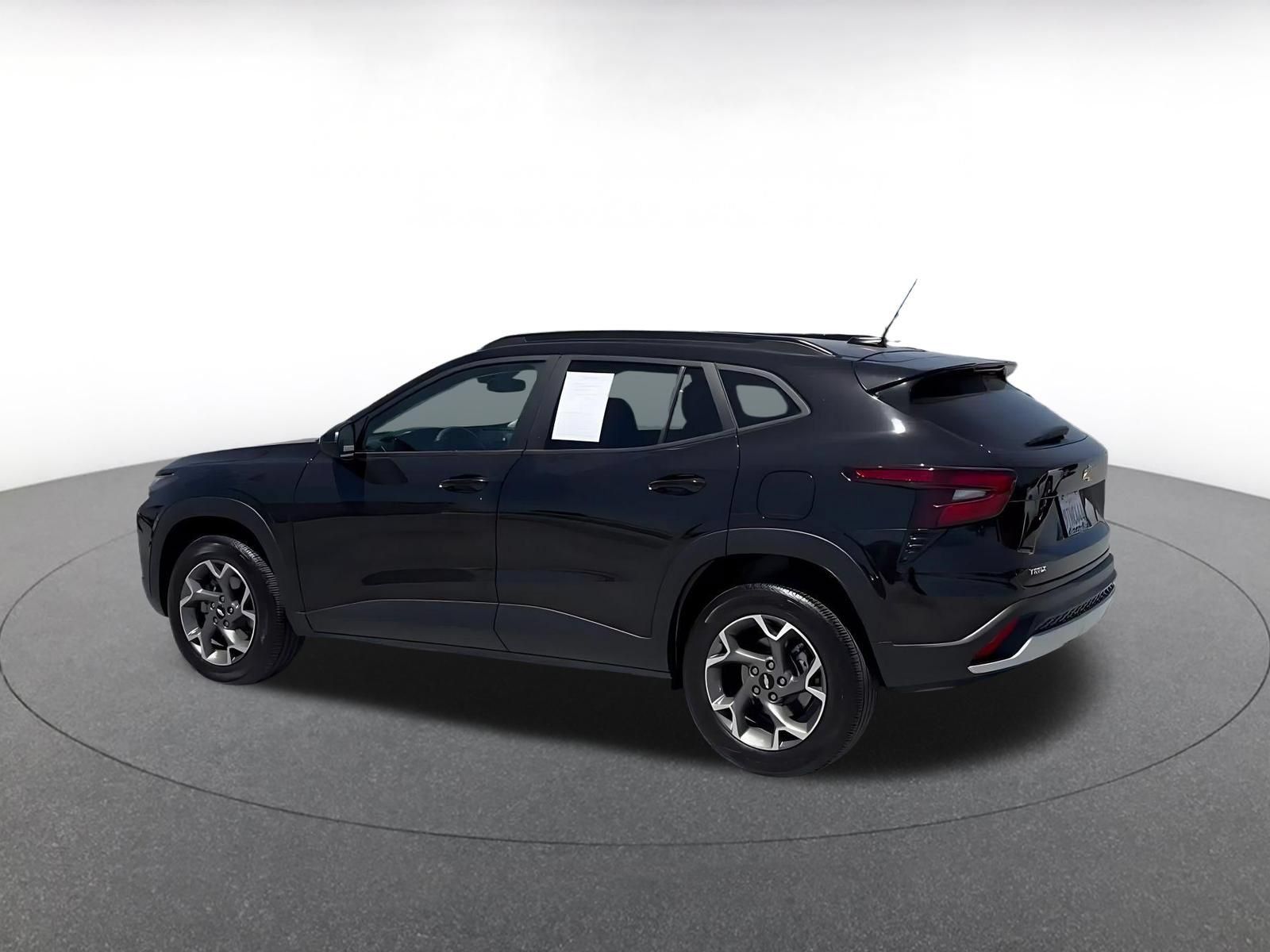 Used 2025 Chevrolet Trax LT FWD image 9