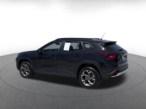 Used 2025 Chevrolet Trax LT FWD image 9