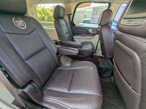 Used 2011 Cadillac Escalade Platinum image 15