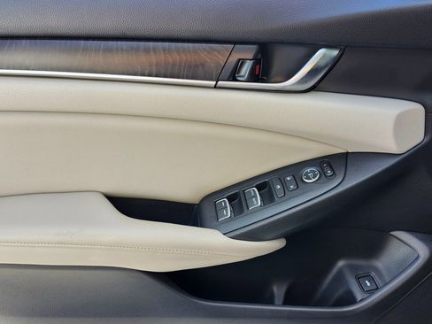Used 2019 Honda Accord EX image 32