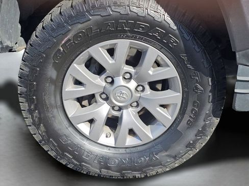 Used 2019 Toyota Tacoma SR5 AWD/4WD image 18