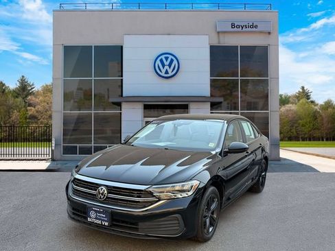 Certified 2023 Volkswagen Jetta SE w/ Panoramic Sunroof Package FWD image 4