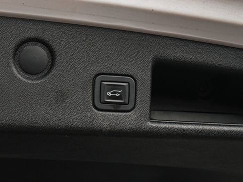 Used 2018 Chevrolet Equinox LT FWD image 25