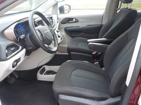 Used 2020 Chrysler Voyager LX image 20