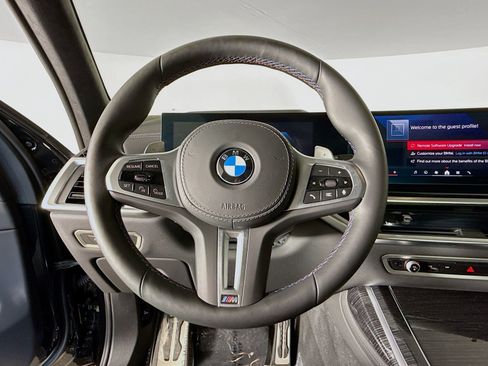 Used 2025 BMW X7 M60i image 11