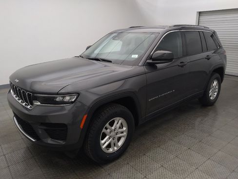 Used 2024 Jeep Grand Cherokee Laredo RWD image 2