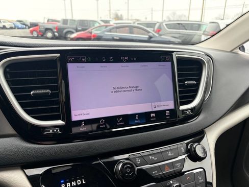 Used 2023 Chrysler Pacifica Touring-L image 29