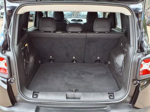 Used 2018 Jeep Renegade Latitude AWD/4WD image 6