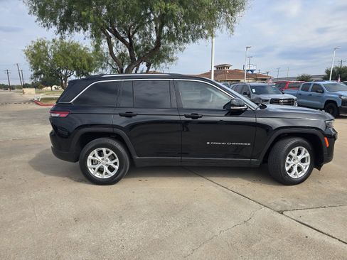 Used 2023 Jeep Grand Cherokee Limited image 2